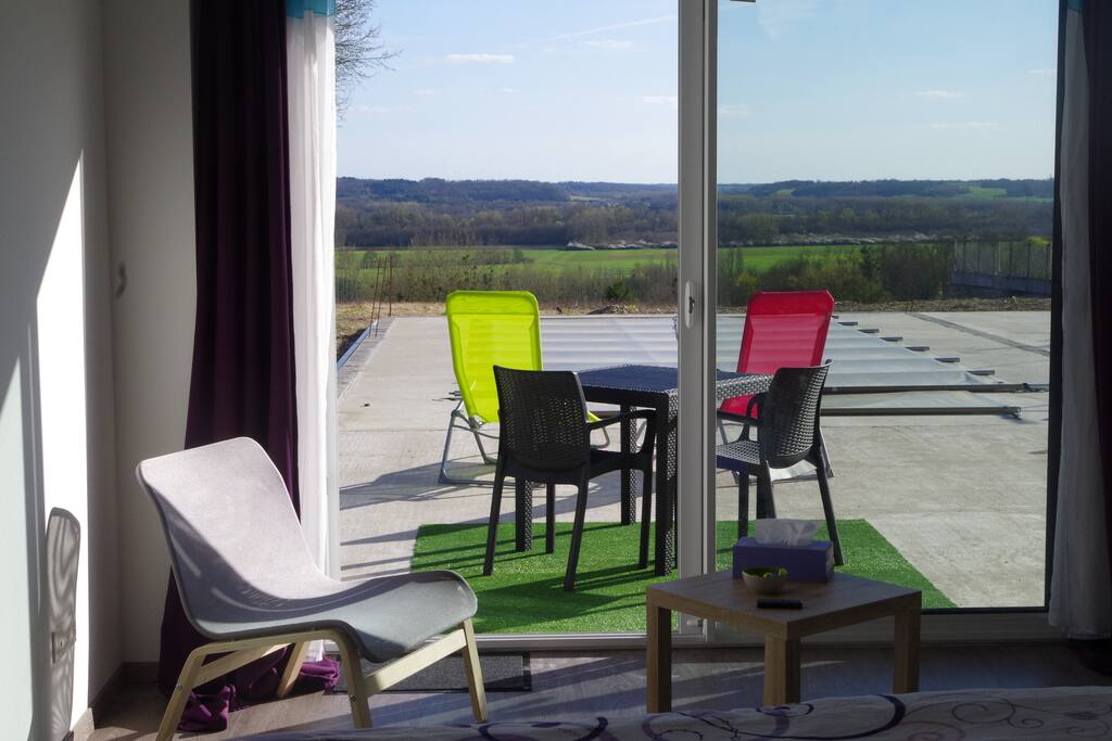 La chambre donne directement sur la terrasse et sa piscine.