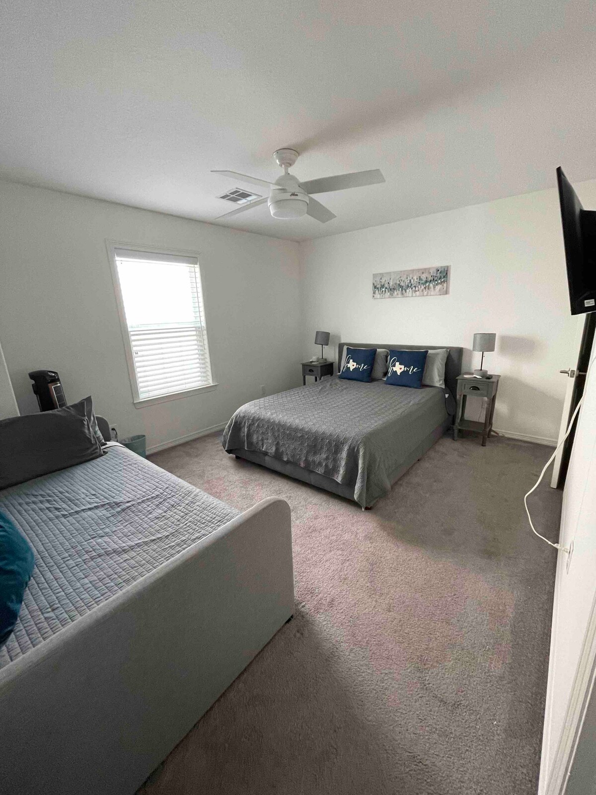 标准双人床，单人床，下方有脚轮床！  卧室配有振荡风扇和智能电视！