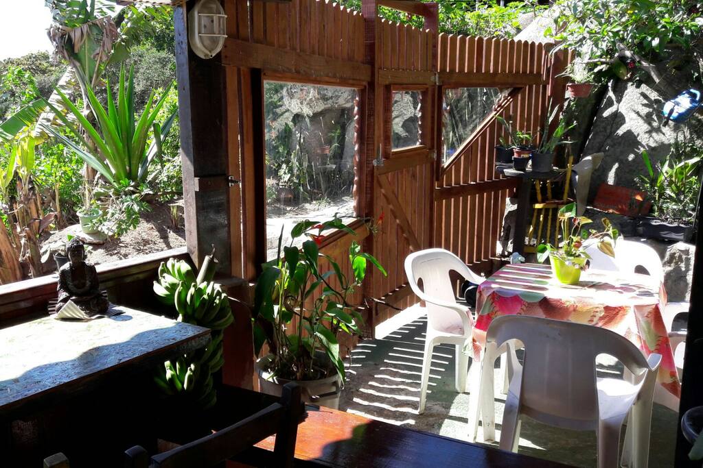 patio y jardín comunitario con parrilla