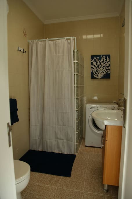 Baño con lavadora y secador de pelo