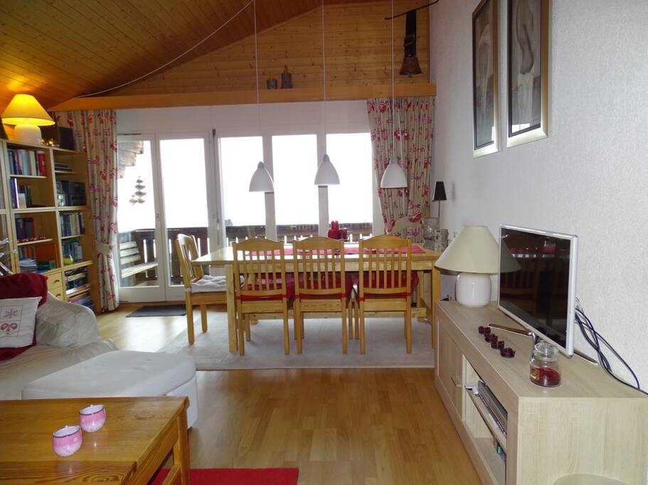 Spacious living/dining room