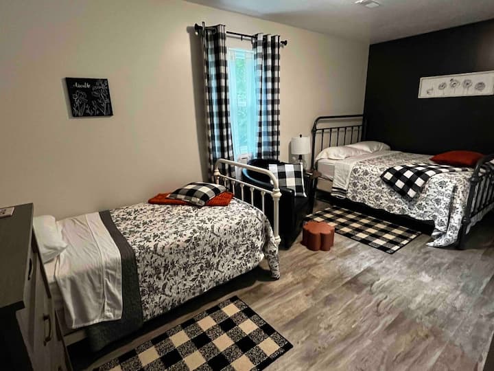 ห้องนอนพร้อมเตียงเต็มรูปแบบและเตียงเดี่ยว 