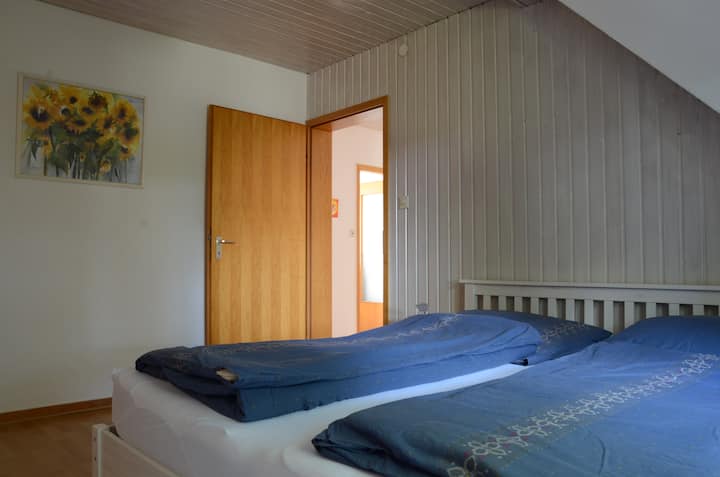 Grande chambre à coucher avec lit double (180 cm de large)