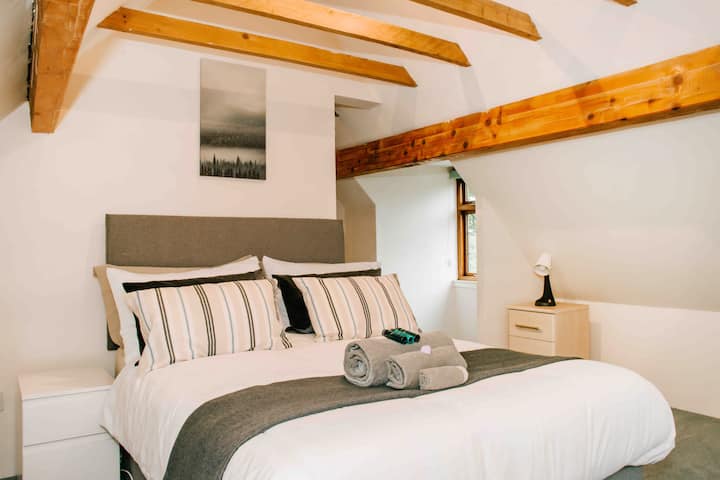 2e slaapkamer, tweepersoonsbed met ruimte voor kinderbedje 