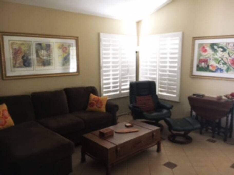 living room with flat scren