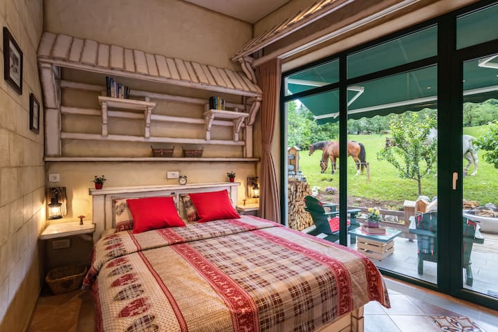 Schlafzimmer mit Kingsize-Bett