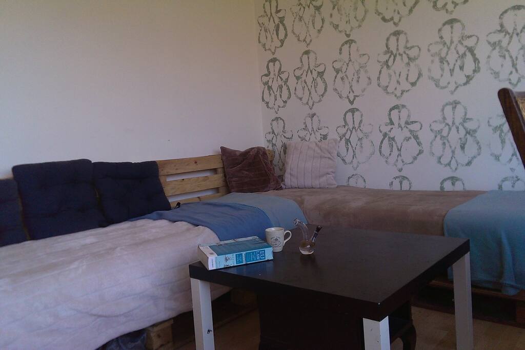 yeah that's a bong on the table as well as a cuppa tea