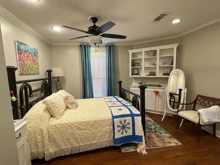 Charming Mayhaw Place on Historic Short 7th Ave. Cottages for Rent in