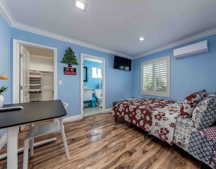 14 Beautiful Guest house in central OC/Beaches Guesthouses for Rent