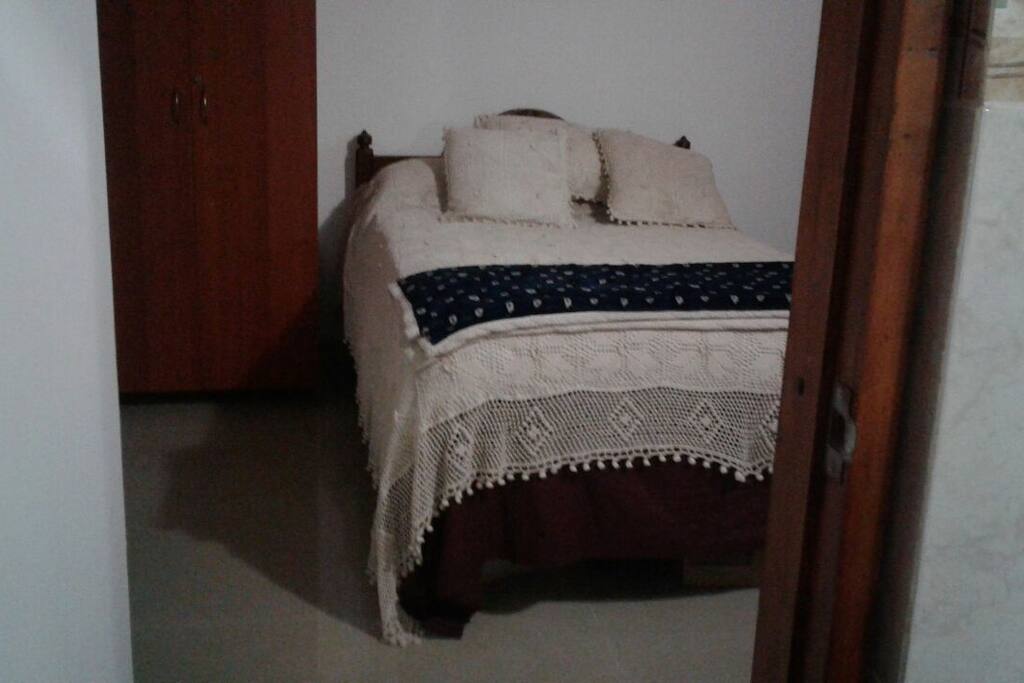 cama doble- armario para guardar las pertenencias.