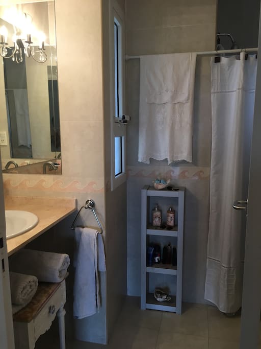 Baño privado con ducha y amenities