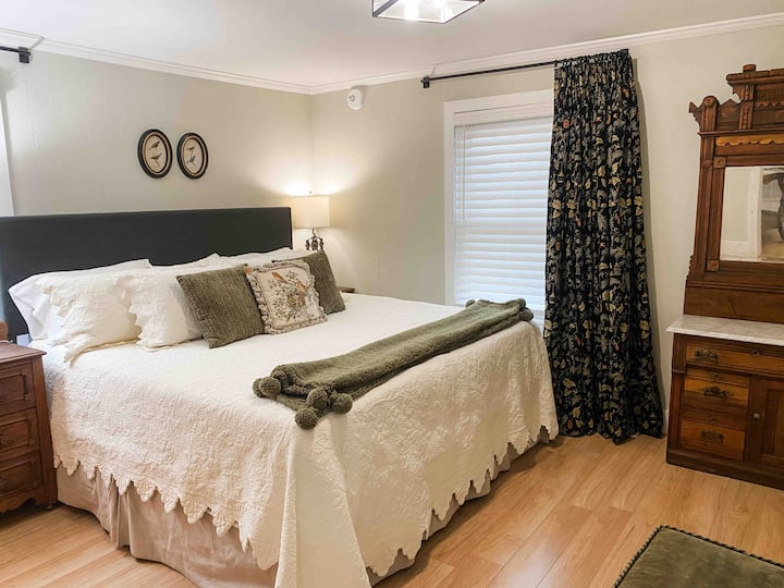 La ropa de cama totalmente nueva, las cortinas personalizadas, los nuevos tocadores, los espejos y la pintura fresca hacen de este dormitorio tamaño king un verdadero oasis.