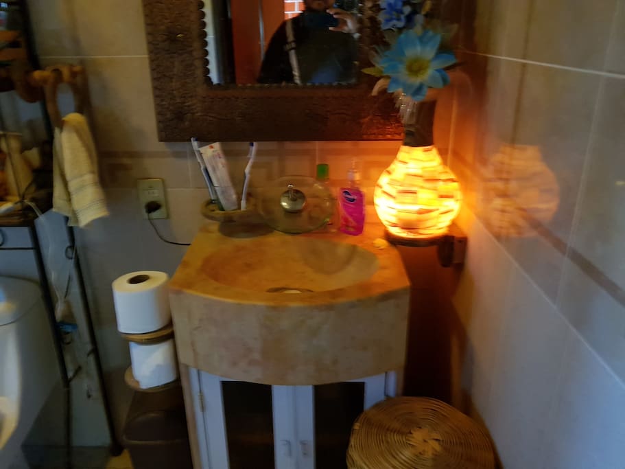 Baño con servicio completo.
