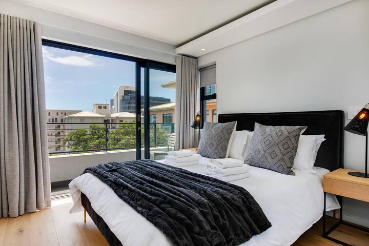 Modern duplex, Rooftop views, 5 mins walk to beach gallery image 3