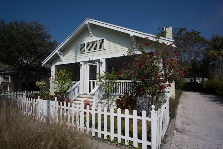 Seashell Hideaway - cozy downtown Dunedin studio