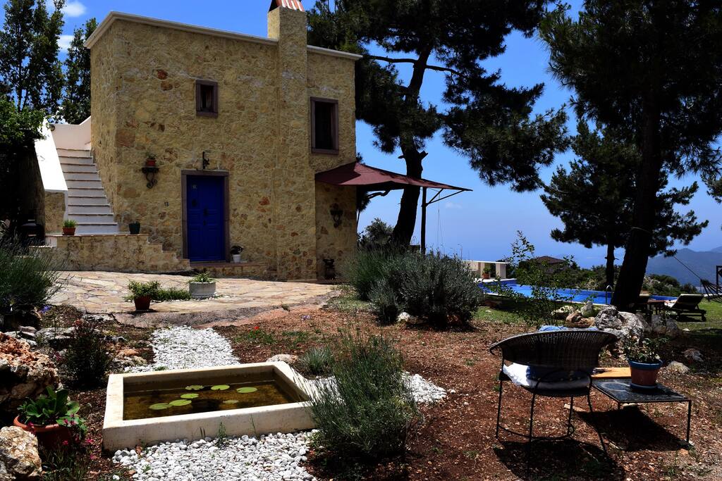 Otantik Akdeniz tarzı taş ev.