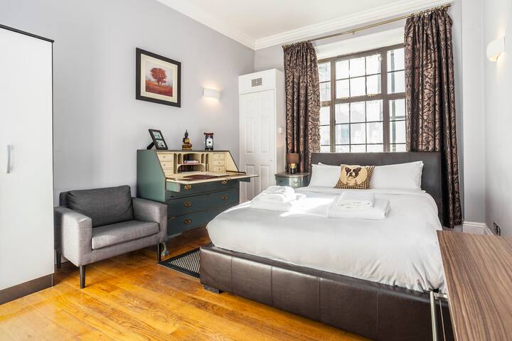 Central luxury, former Embassy gallery image 2