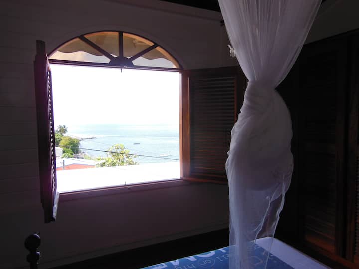 dormitorio principal con vista al mar con aire acondicionado 