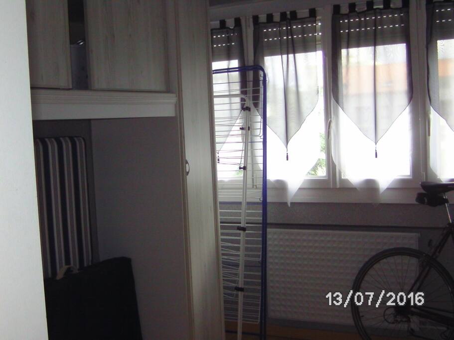 Voici la chambre à louer, d'une superficie de 11.28m², elle dispose de nombreux rangements, d'un lit deux places neuf avec matelas neuf (acheté neuf en octobre 2016)
