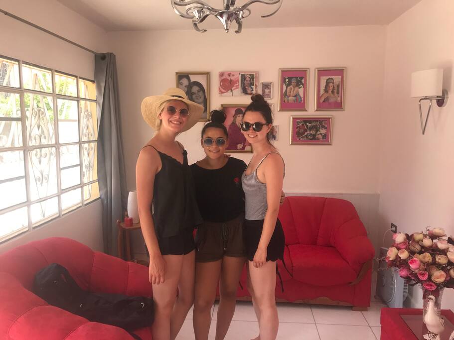 Guests upon arrival at the house./ Huéspedes a su llegada en la casa.