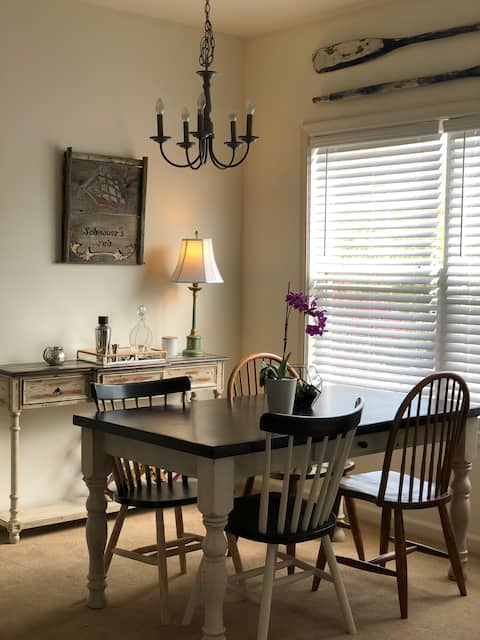 A charming condo near beaches, shops, and dining