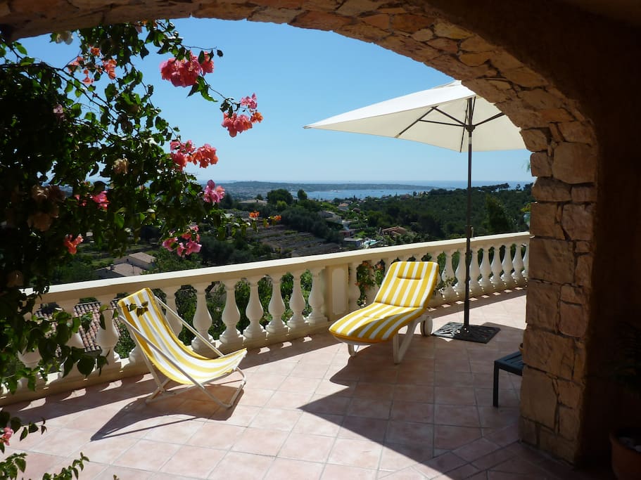 Terrasse devant le salon / séjour