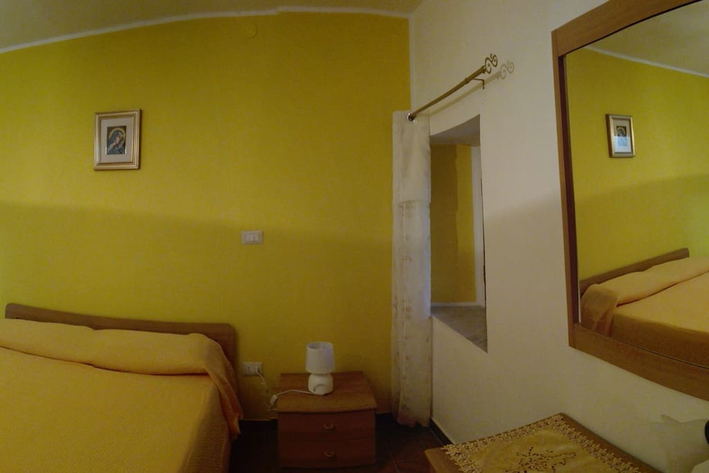 prima camera da letto con bagno