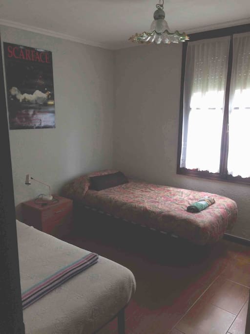 Habitación con dos camas individuales.