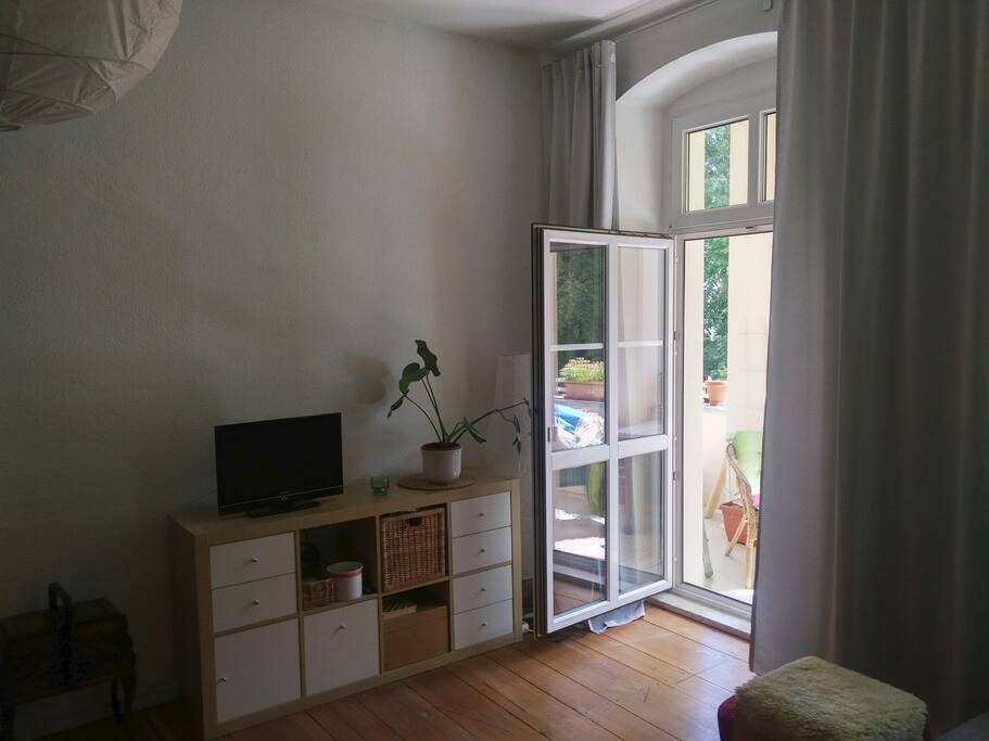 Wohnzimmer mit Balkon