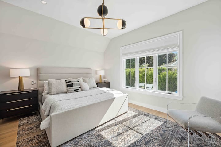 غرفة نوم رئيسية في المستوى الرئيسي
سرير ملكي ظلال إلكترونية 
