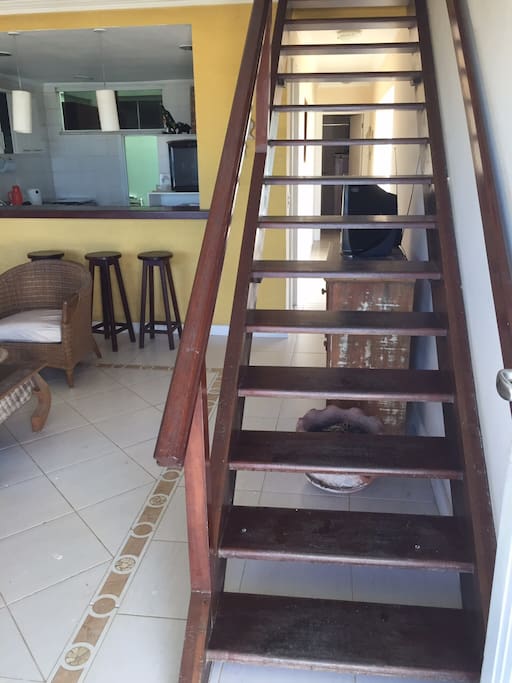 Escada para segundo piso, onde ficam dois dos 3 quartos da casa.