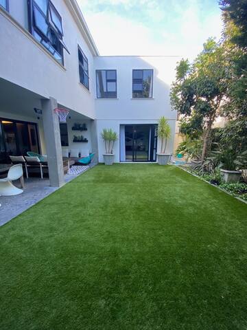 Boutique modern 4bdrms + garden off Kloof St gallery image 3