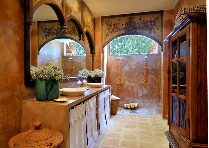 Villa Bella - Calm Bohemian Luxury - 3 BR W Pool