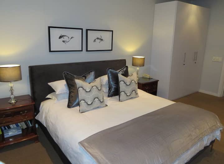 Dormitorio principal con cama tamaño king extra y baño en suite.