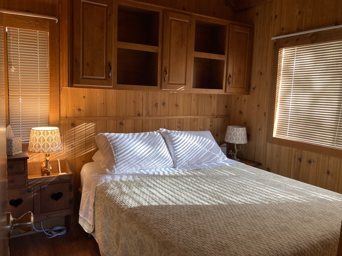 מיטה זוגית רחבה למטה