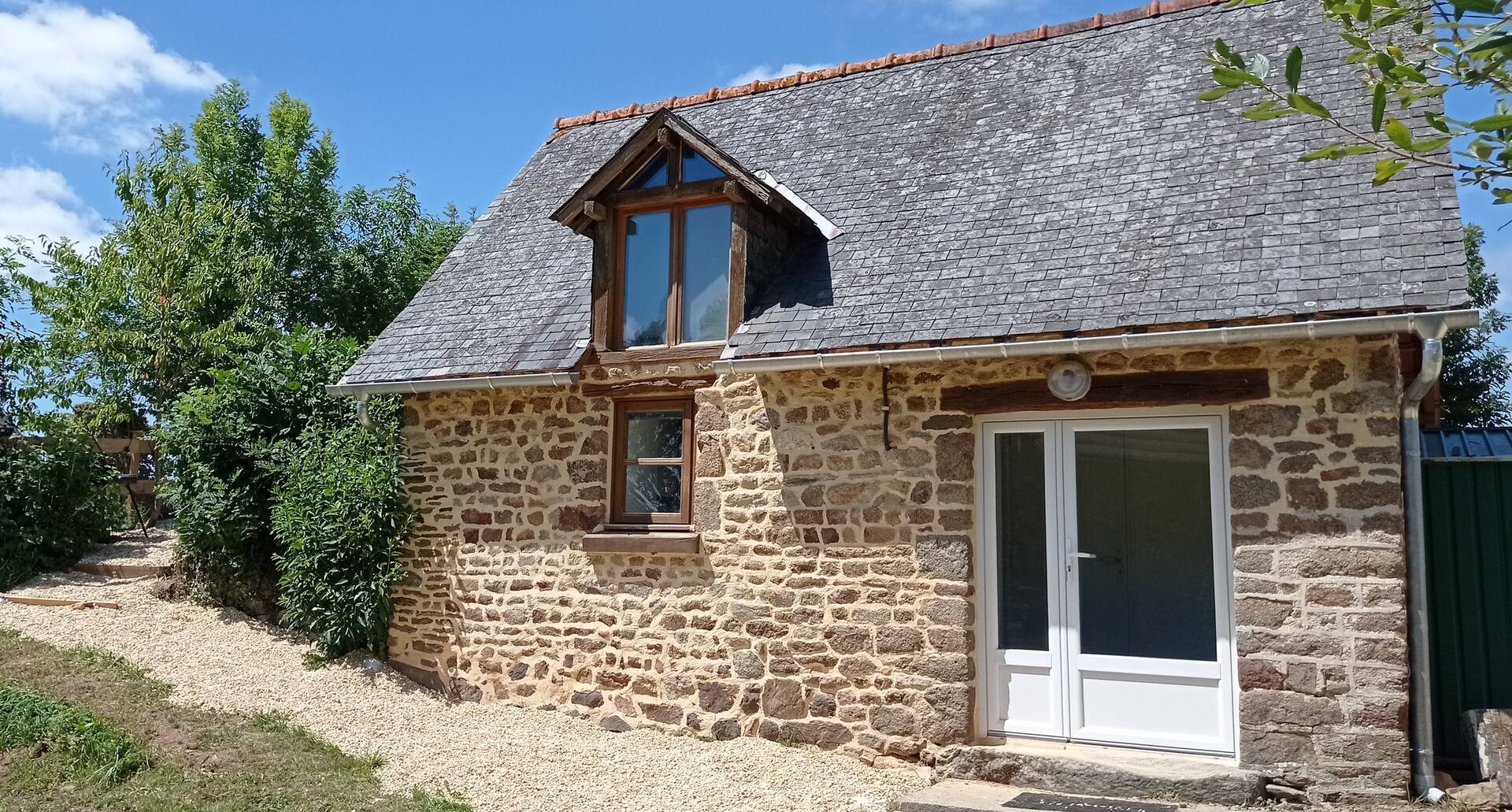 Bleu - 3 star small gite with hot tub and heated pool