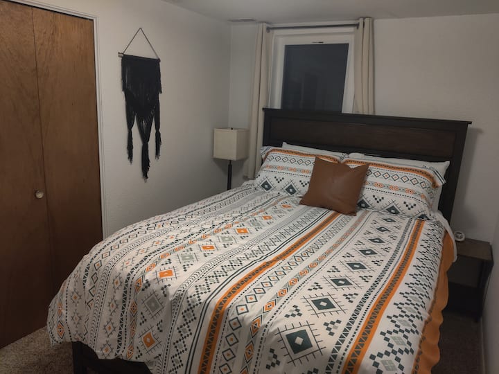 Втората спалня има удобно двойно легло. 