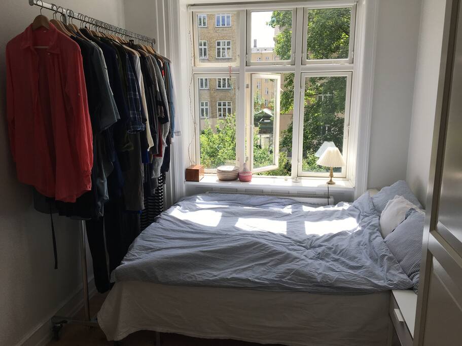 Soveværelse ud til fredelig gårdhave