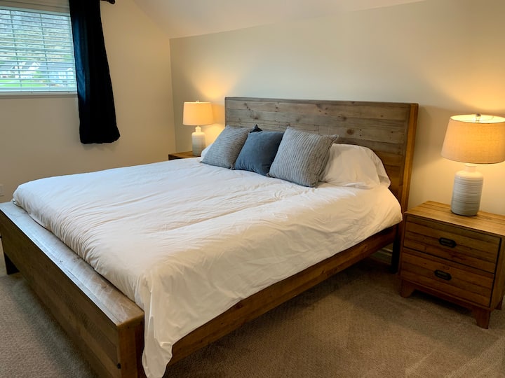 Ghorofa ya juu ya msingi na kitanda cha mfalme