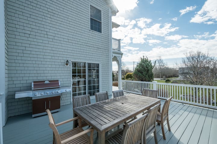 Stately Victorian Near Beaches/Newport. 12 beds gallery image 2