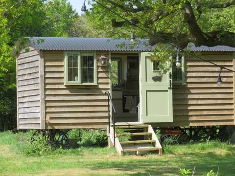 Shepherds Hut with Hot Tub in Rural Warwickshire