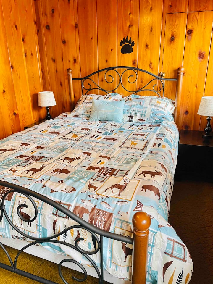 2nd bedroom - queen bed 