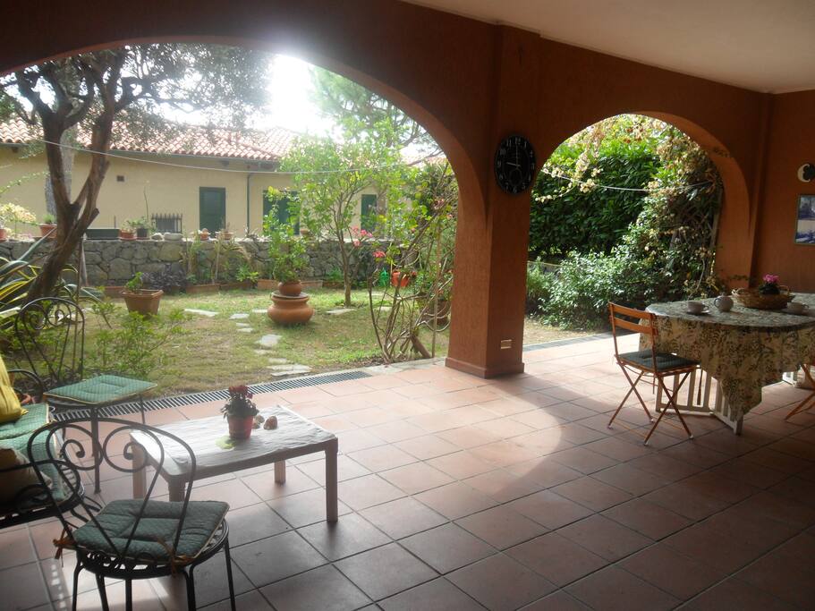 Ampio patio e giardino
Open area and private garden