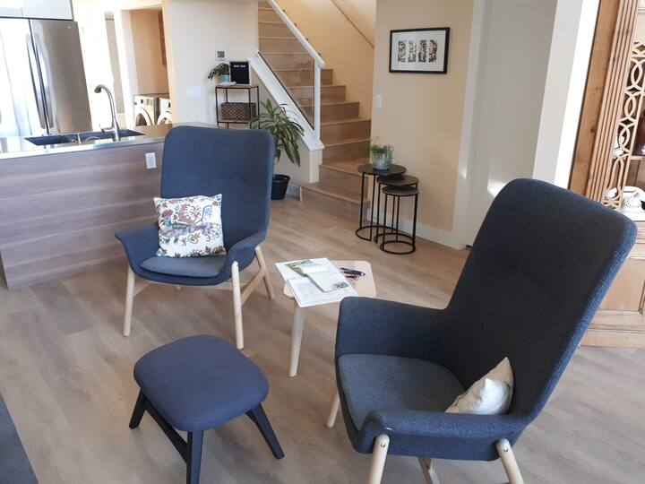 Luxurious 2-Story 2BR Suite - Stunning Lake View.