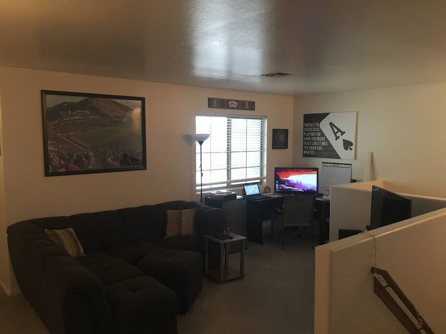Upstairs Loft, 43 in Smart TV, XBox One, Computer Station , Mini Fridge , Amazon Prime Videos, Netflix, Hulu, ect.......