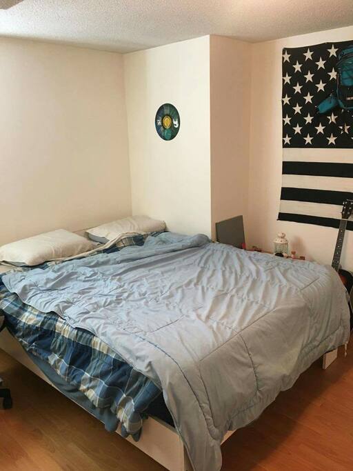 Queen bed.