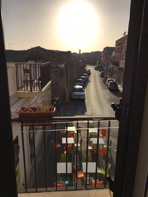 balcone sulla strada principale