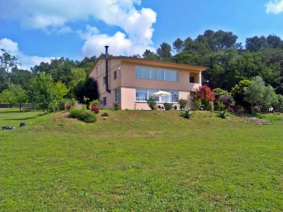 Foto exterior casa y jardin.
A 300 metros del lago