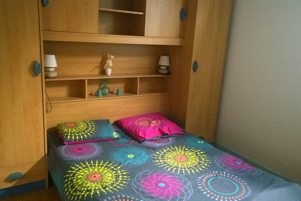 Chambre avec lit 140 et placard penderie donnant sur jardin