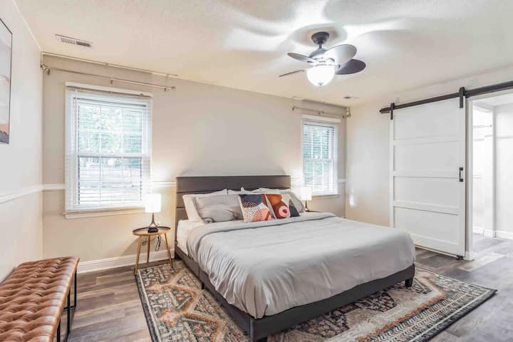 חדר שינה ראשי עם מיטת קינג סייז